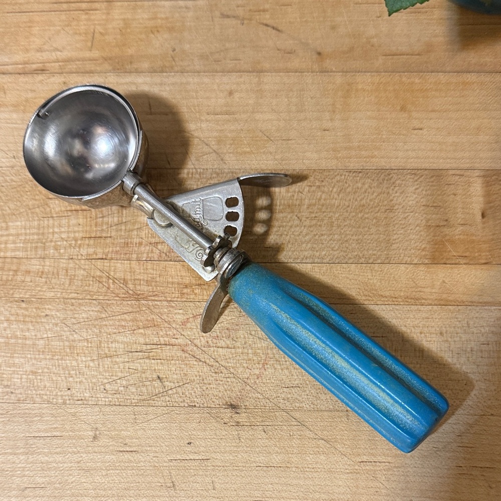 Mid-century Shore Craft bake light ice cream scoop right handed 8 inches